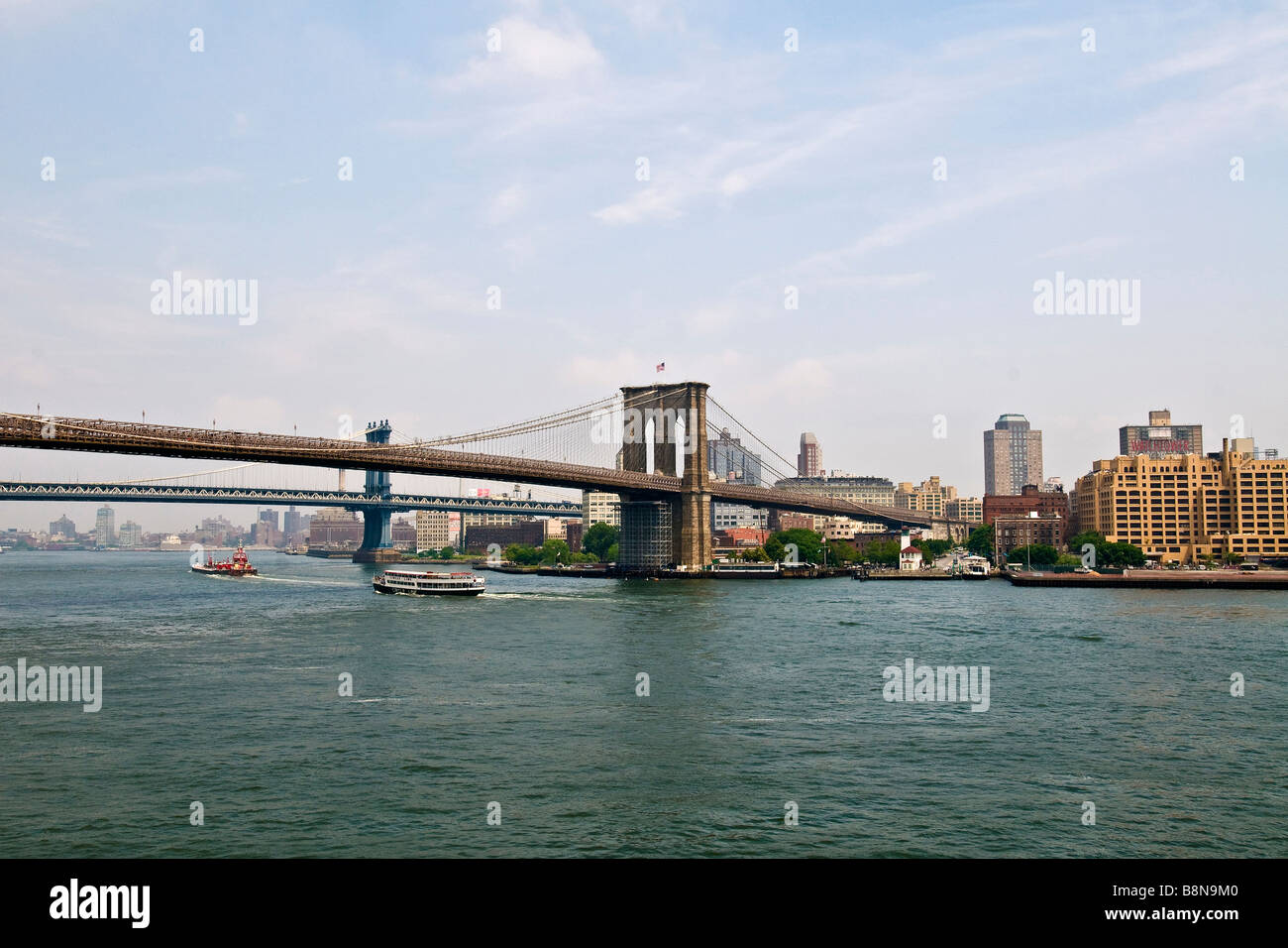 Il ponte di Brooklyn oltre l'East River Foto Stock