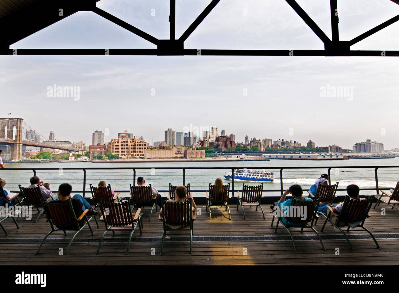 I turisti rilassante con un tour in barca dell'East River Foto Stock