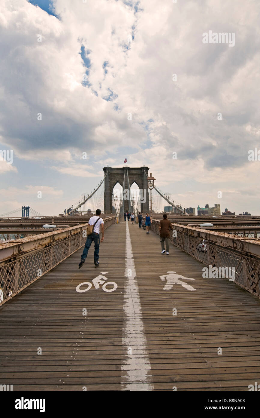 Percorsi pedonali e ciclabili sul ponte di Brooklyn Foto Stock