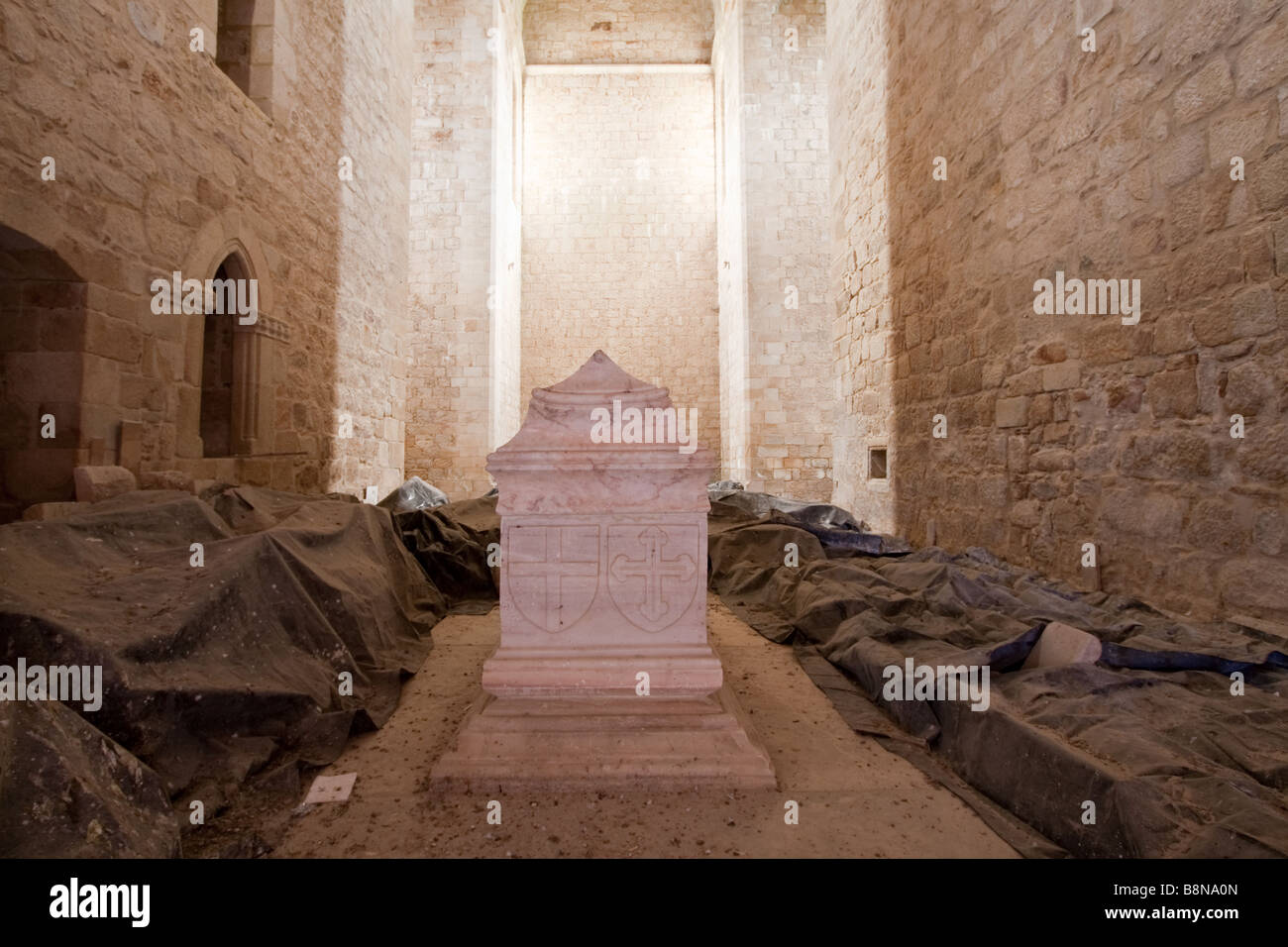 Flor da Rosa monastero. Apparteneva ai Cavalieri Ospitalieri. Chiesa gotica la navata e la tomba di Dom Alvaro Gonçalves Pereira. Foto Stock