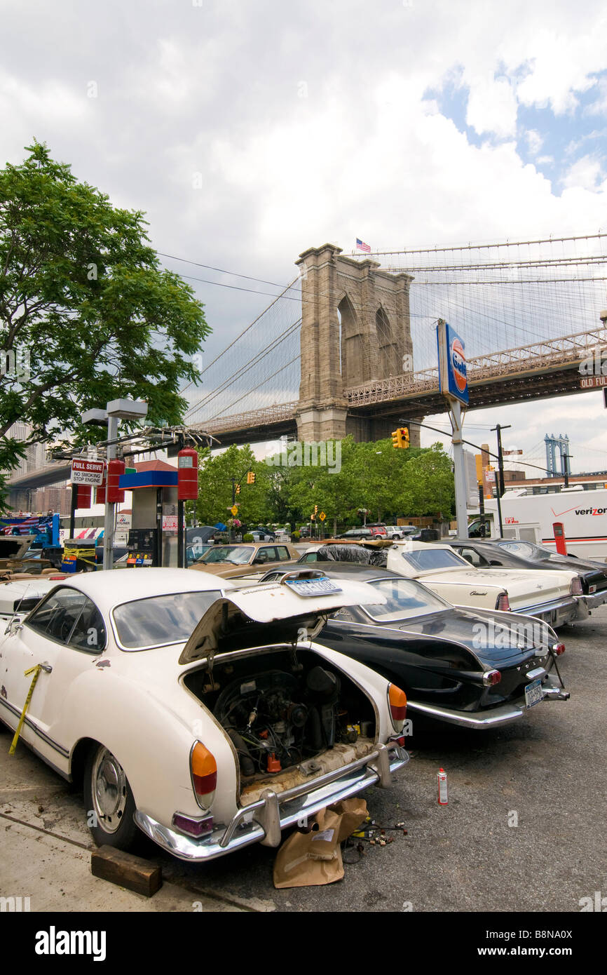 Vecchia auto in un parcheggio ai piedi del ponte di Brooklyn Bridge Foto Stock