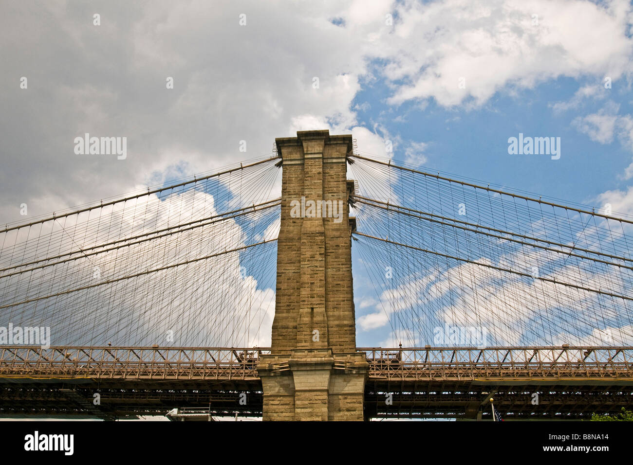 Vista di una delle torri di sostegno del ponte di Brooklyn Bridge Foto Stock