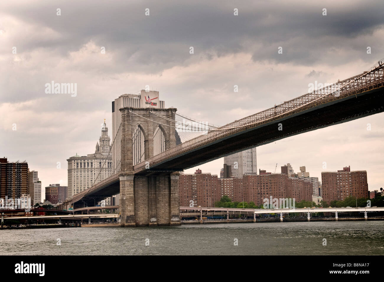 Ponte di Brooklyn contro lo sfondo dello skyline di Manhattan Foto Stock
