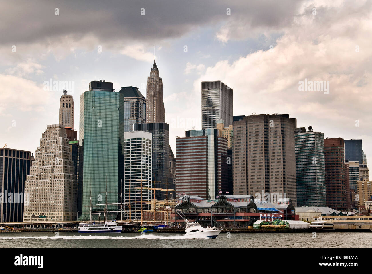 Le barche sul fiume Est contro la skyline di Manhattan Foto Stock