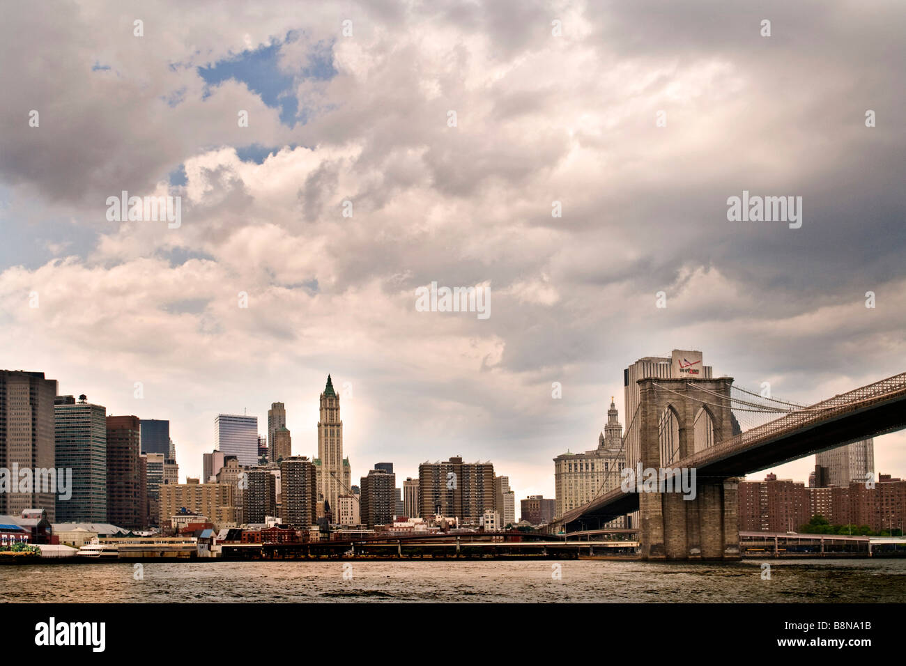 Ponte di Brooklyn contro lo sfondo dello skyline di Manhattan Foto Stock