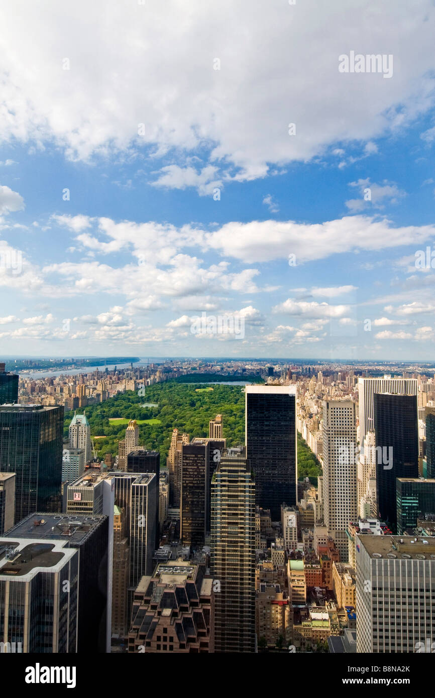 Vista panoramica di Manhattan e del fiume Est dalla sommità della roccia osservatorio in cima 30 Rockefeller Plaza Foto Stock