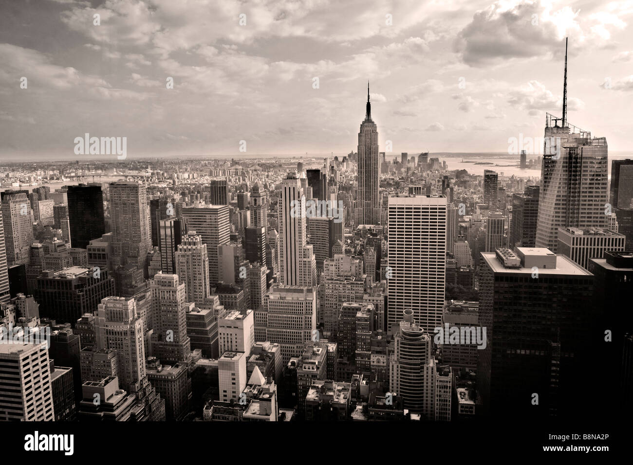 Bianco e nero Manhattan skyline della città con il Chrysler building e l'East River dalla sommità del Rock Observatory Foto Stock