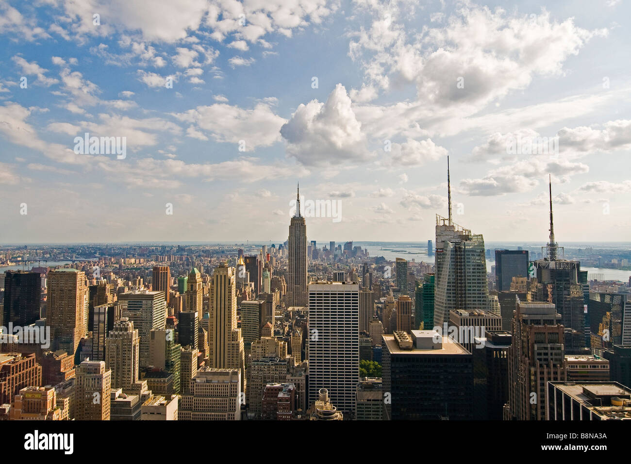 Manhattan skyline della città con il Chrysler building e l'East River dalla sommità del Rock Observatory Foto Stock
