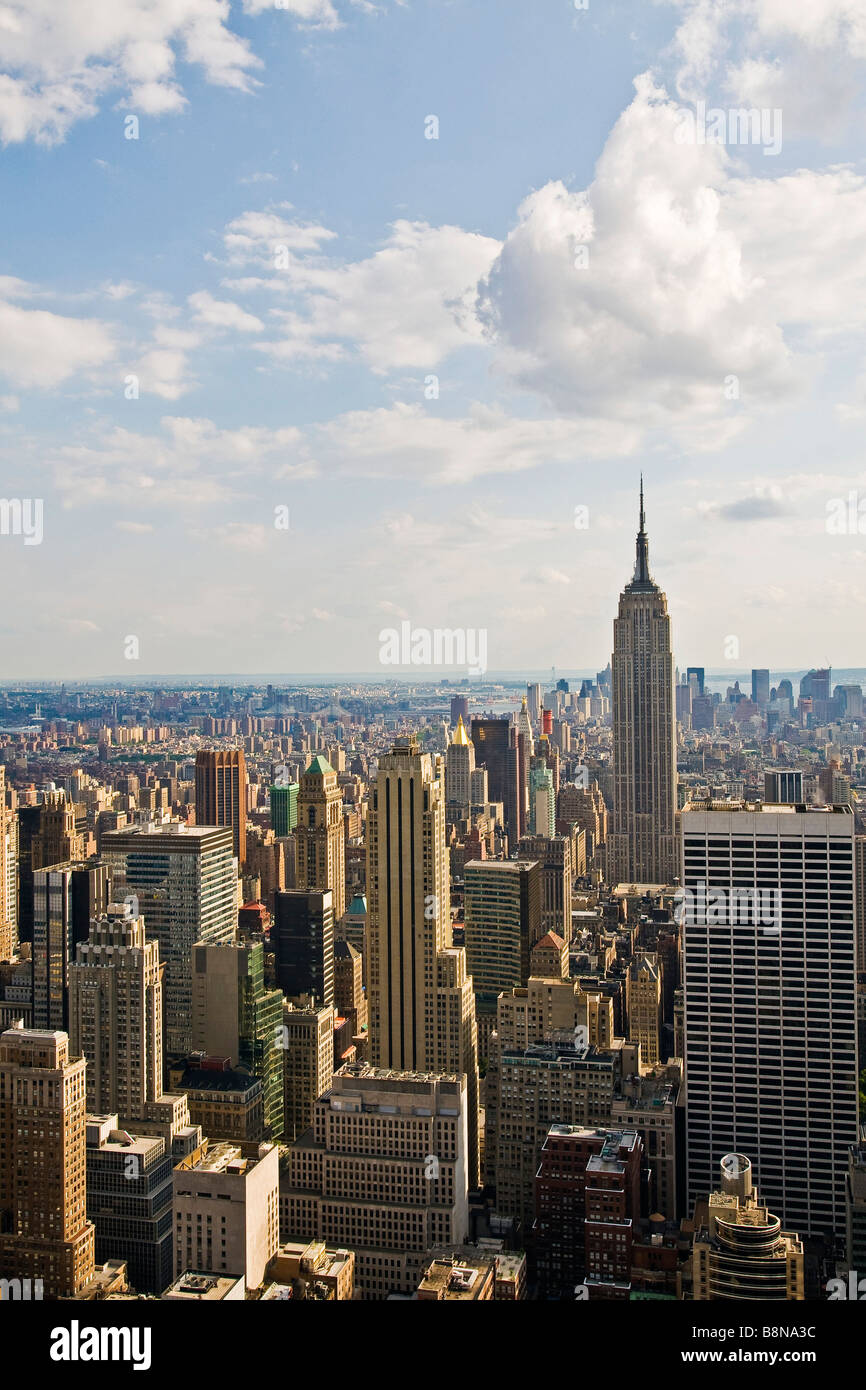 Manhattan skyline della città con il Chrysler building e l'East River dalla sommità del Rock Observatory Foto Stock