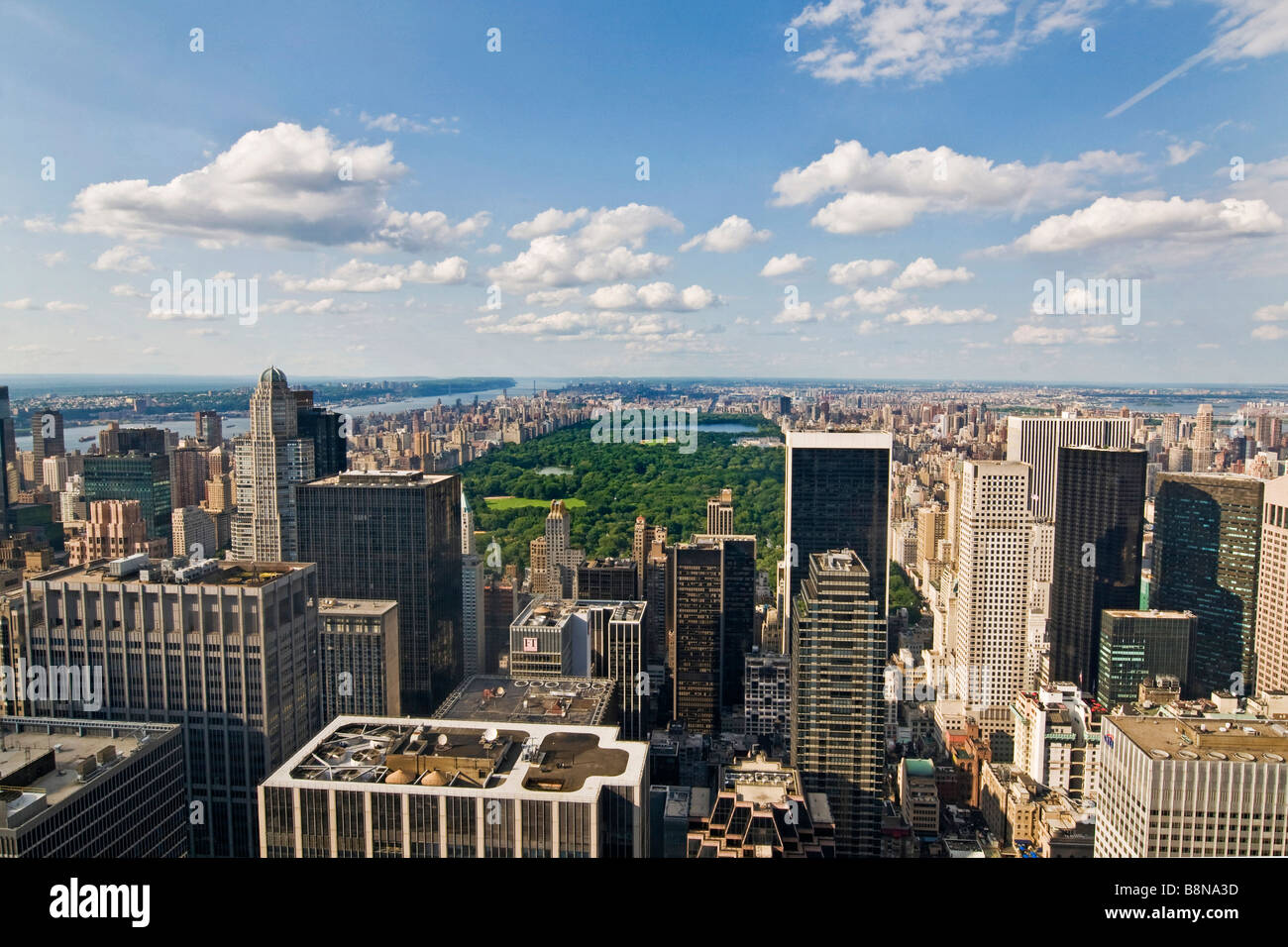 Manhattan skyline della città con la East River dalla sommità del Rock Observatory Foto Stock