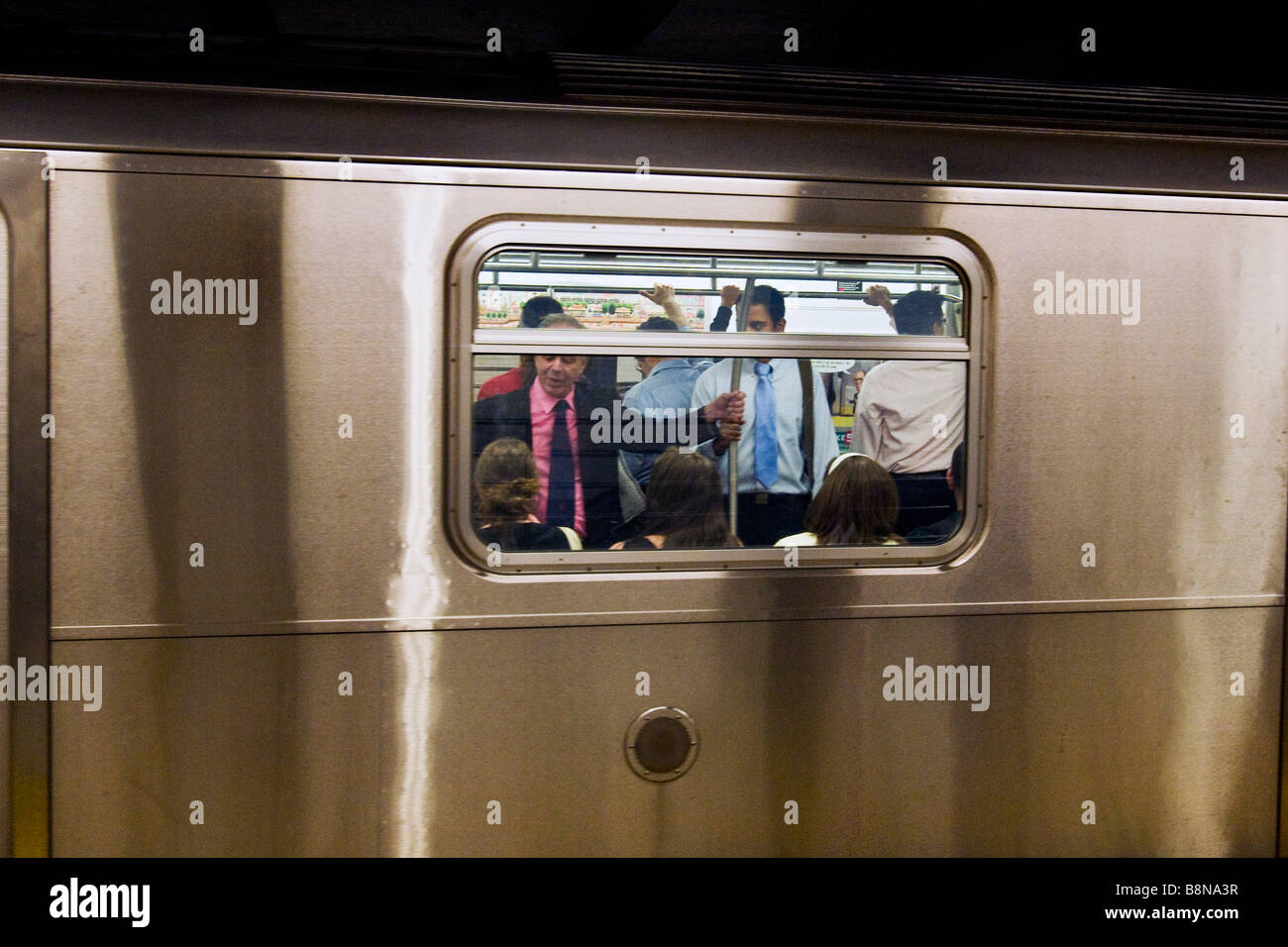 Pendolari su un treno sulla metropolitana di New York Foto Stock