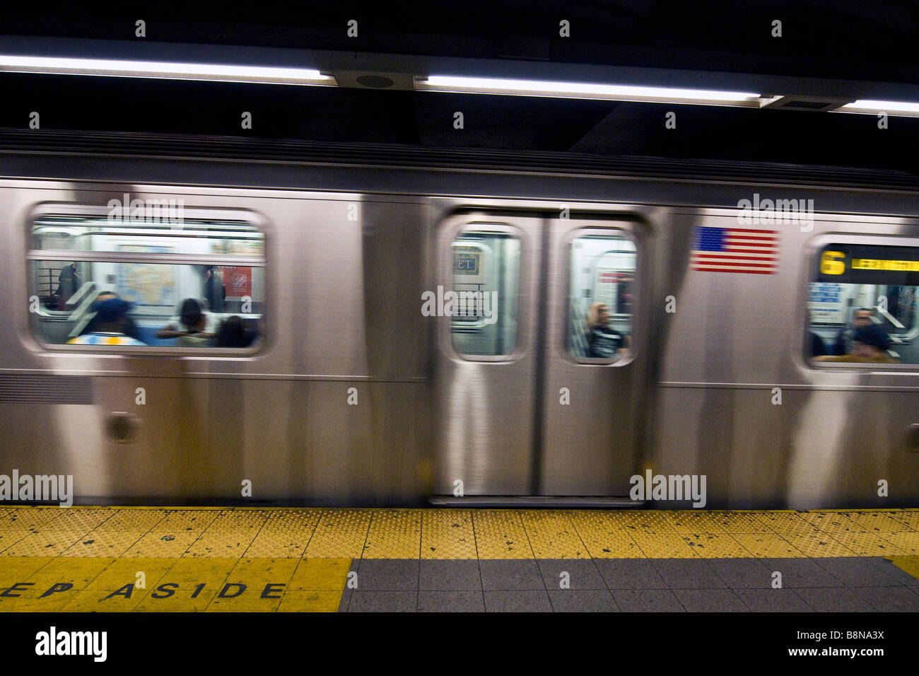 Un treno sulla metropolitana di New York Foto Stock