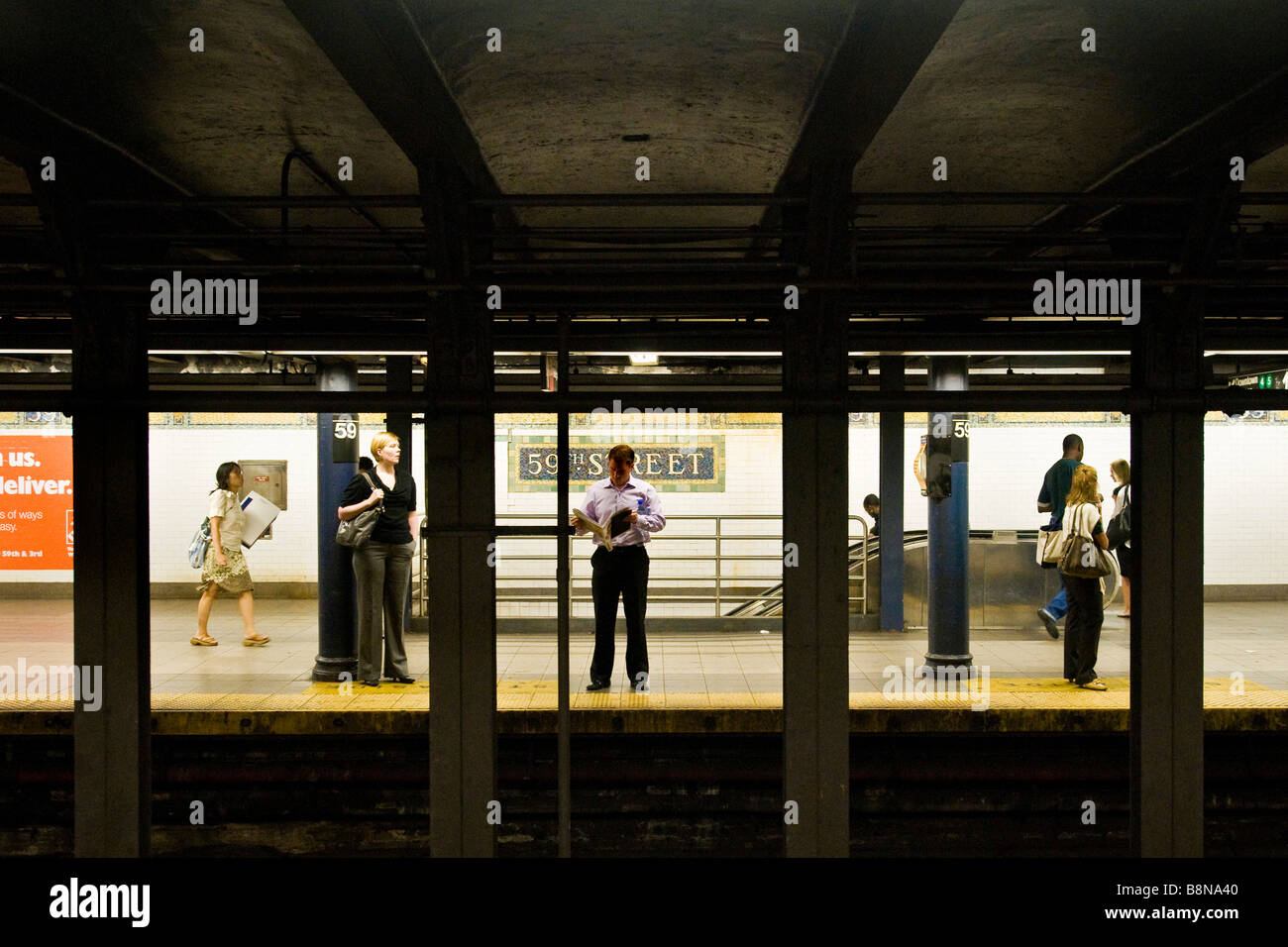 Pendolari su un New York stazione della metropolitana Foto Stock