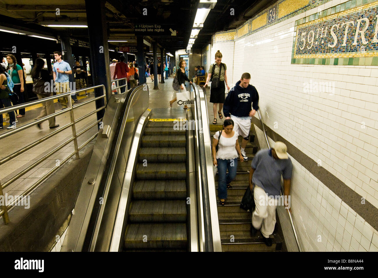 Pendolari utilizzando Escalator in una stazione della metropolitana Foto Stock