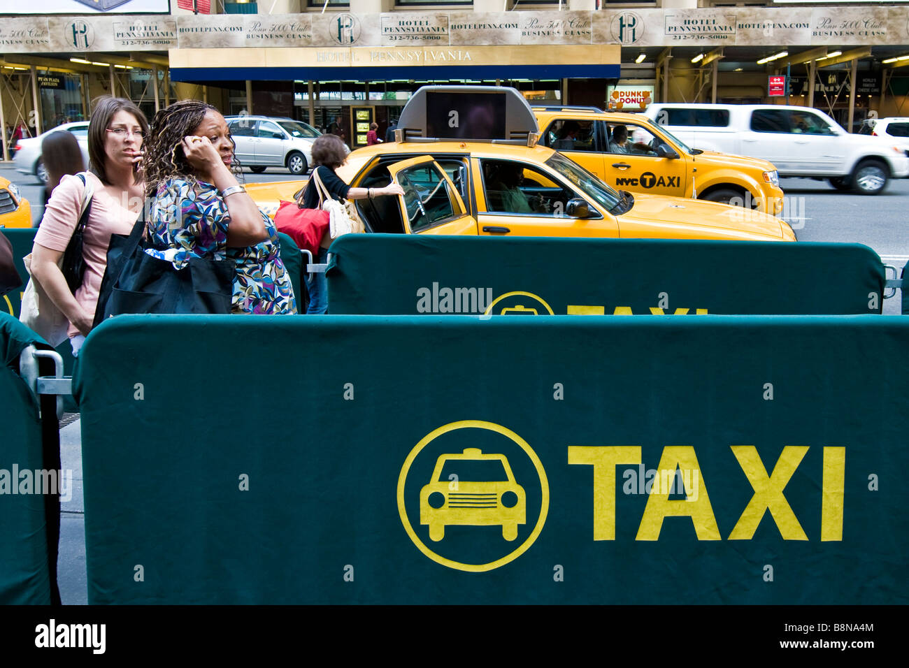 La gente in coda per i taxi Foto Stock