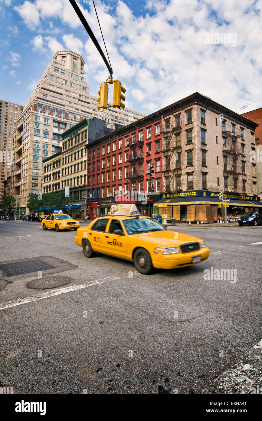 Scena di strada di 93th street con giallo taxi Foto Stock