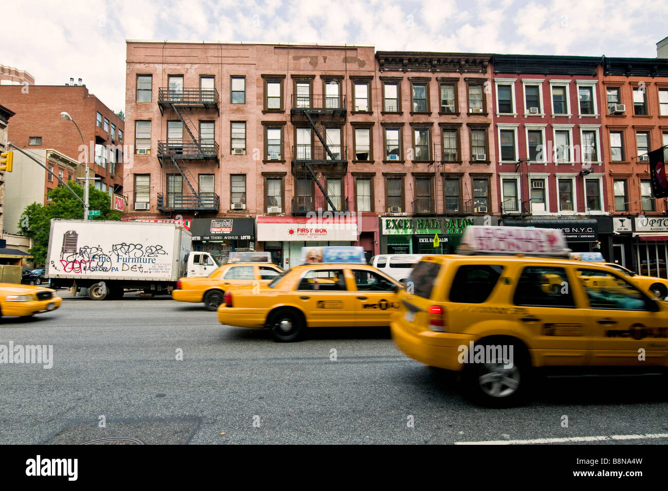 Scena di strada di 93th street con giallo taxi Foto Stock