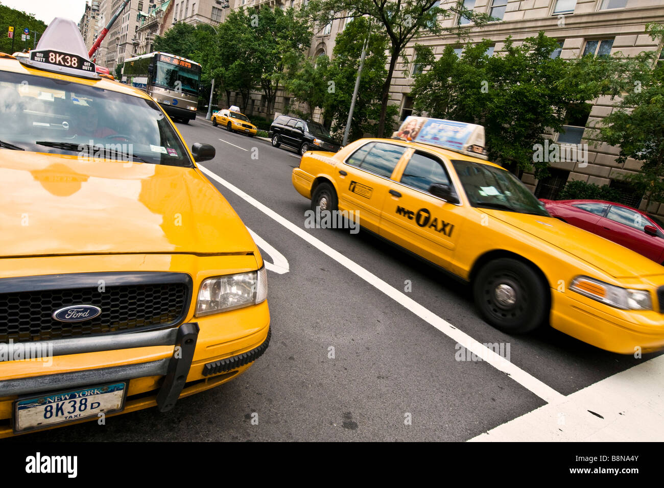 Scena di strada di 93th street con giallo taxi Foto Stock