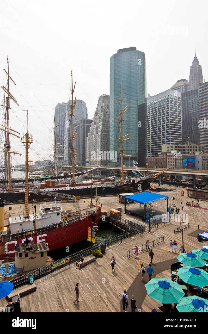 Le navi nel porto presso il South Street Seaport Foto Stock