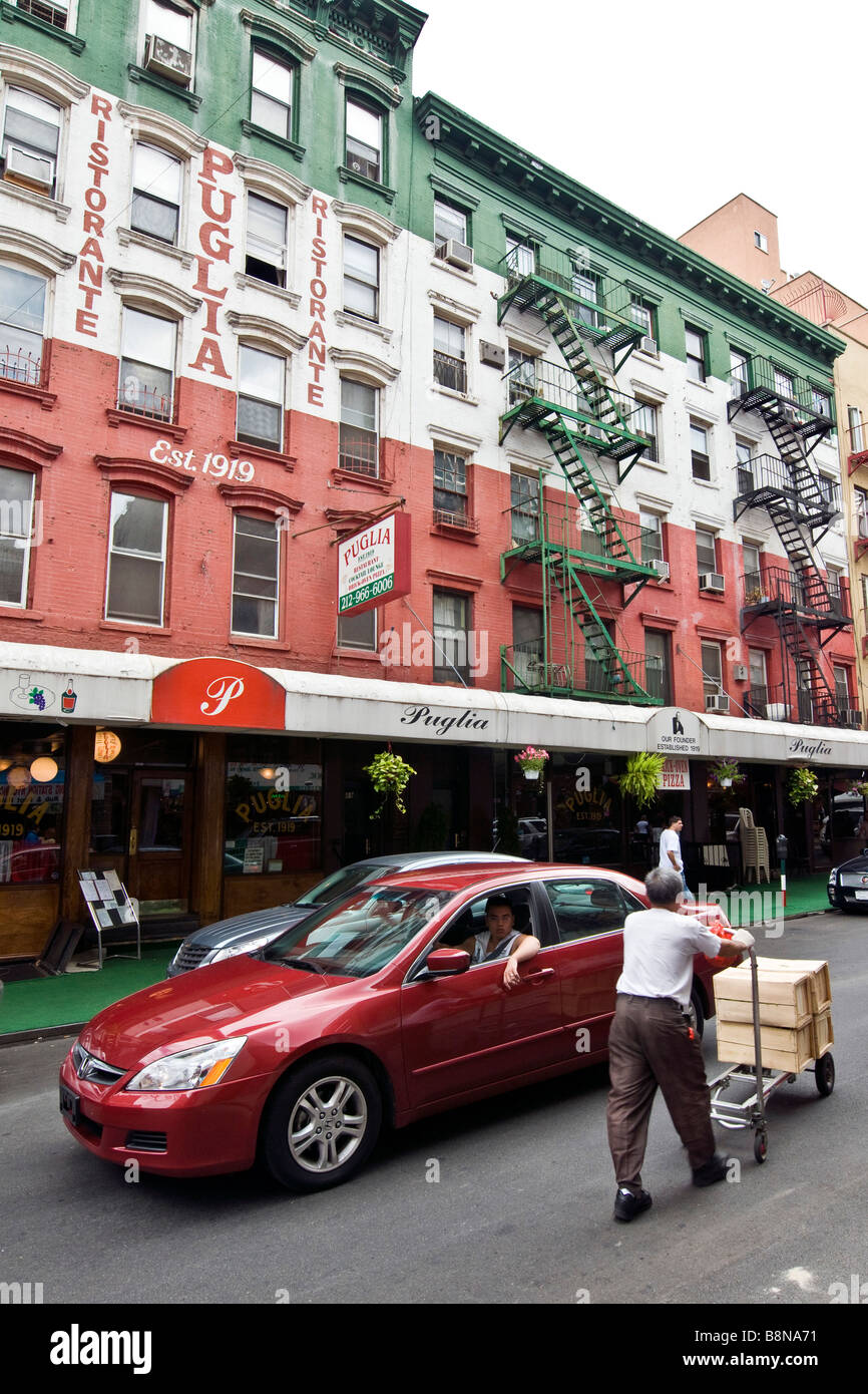 Scena di strada nel quartiere italiano di Manhattan conosciuta come Little Italy Foto Stock