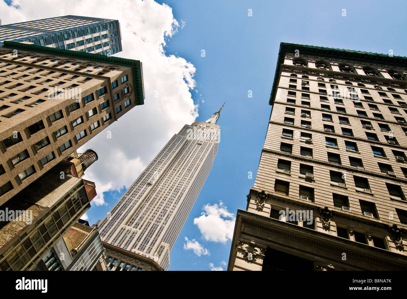 Basso angolo vista dei grattacieli di Manhattan tra cui il Chrysler building Foto Stock