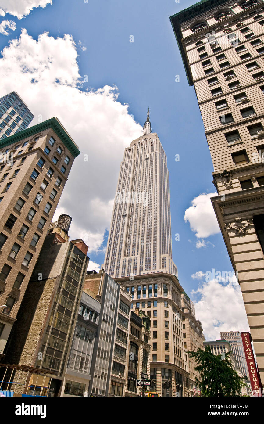 Basso angolo vista dei grattacieli di Manhattan tra cui il Chrysler building Foto Stock