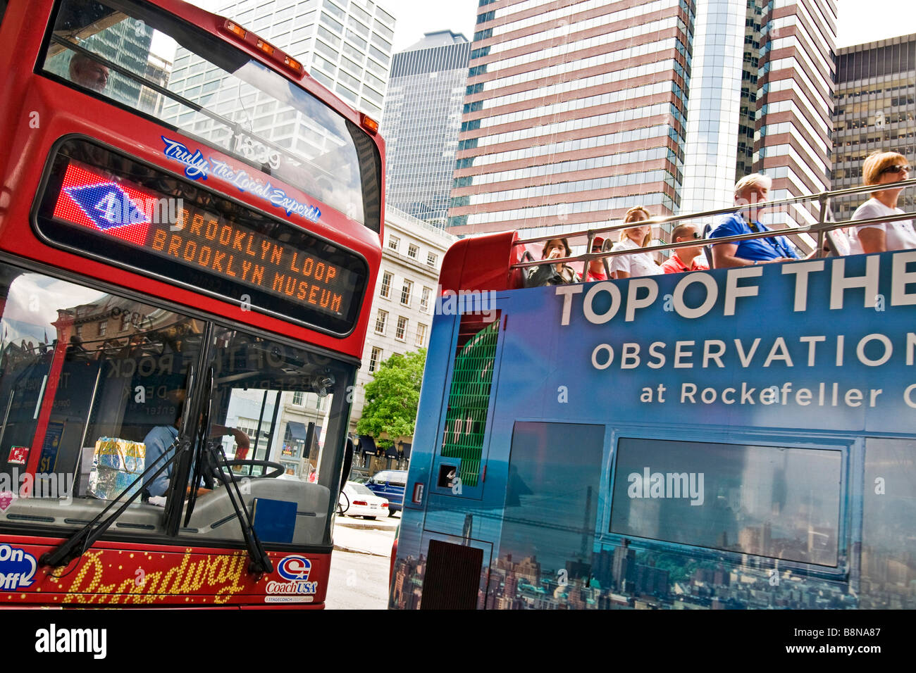 I turisti su un open top bus tour della città di New York Foto Stock