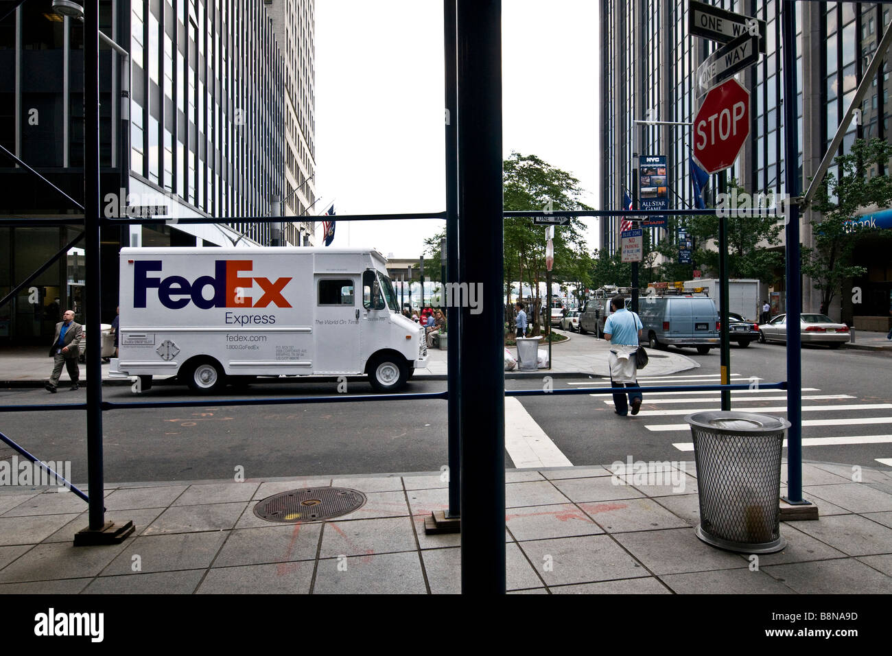Scena di strada di Manhattan con un van di FedEx Foto Stock