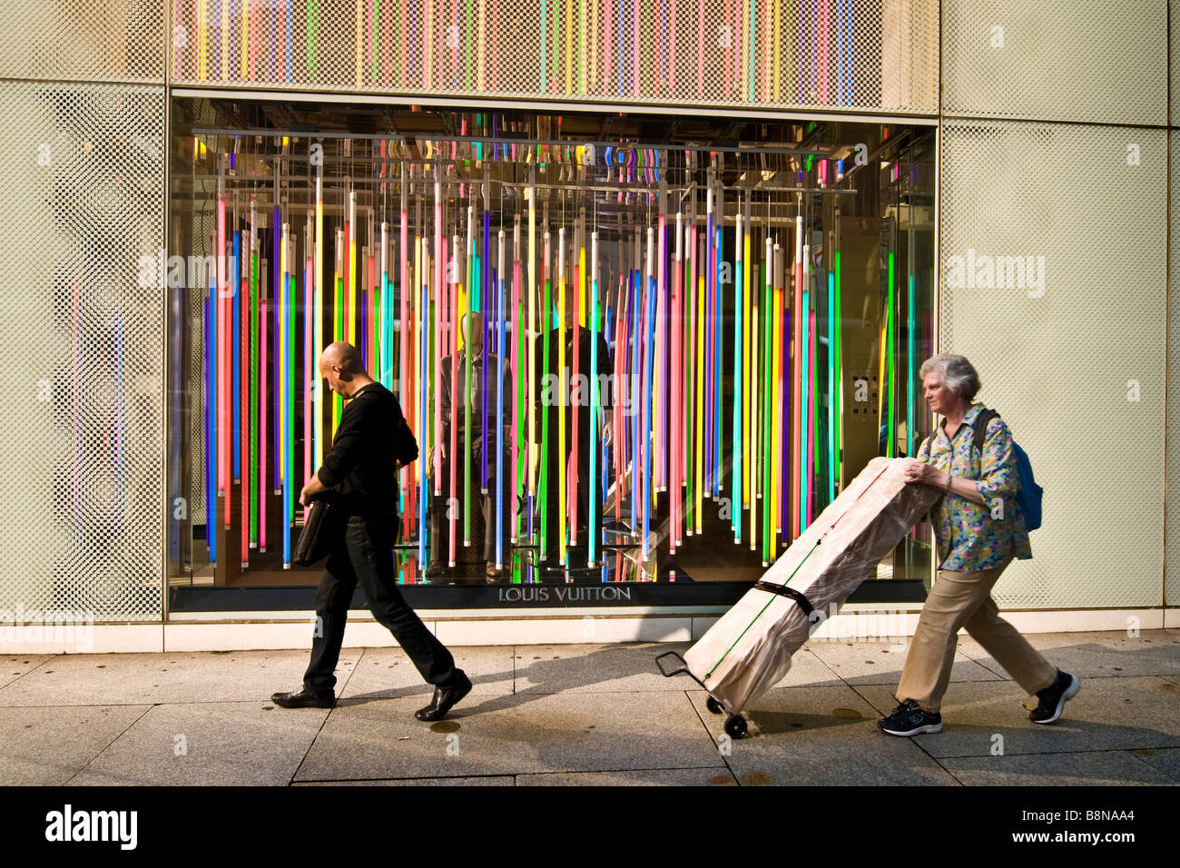 I pedoni a piedi passato Louis Vuitton store sulla quinta avenue Foto Stock
