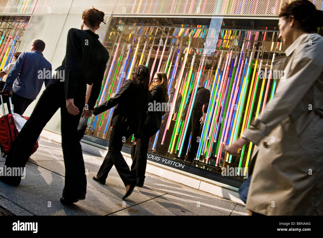 I pedoni a piedi passato Louis Vuitton store sulla quinta avenue Foto Stock