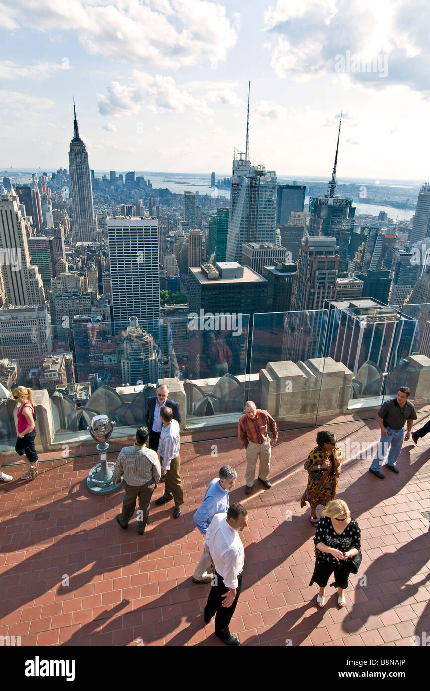 I turisti sulla piattaforma di osservazione sulla sommità dell'edificio NBC Foto Stock