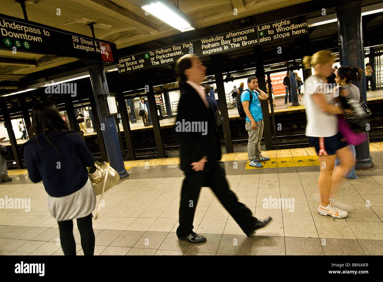 Pendolari in metropolitana stazione della metropolitana Foto Stock