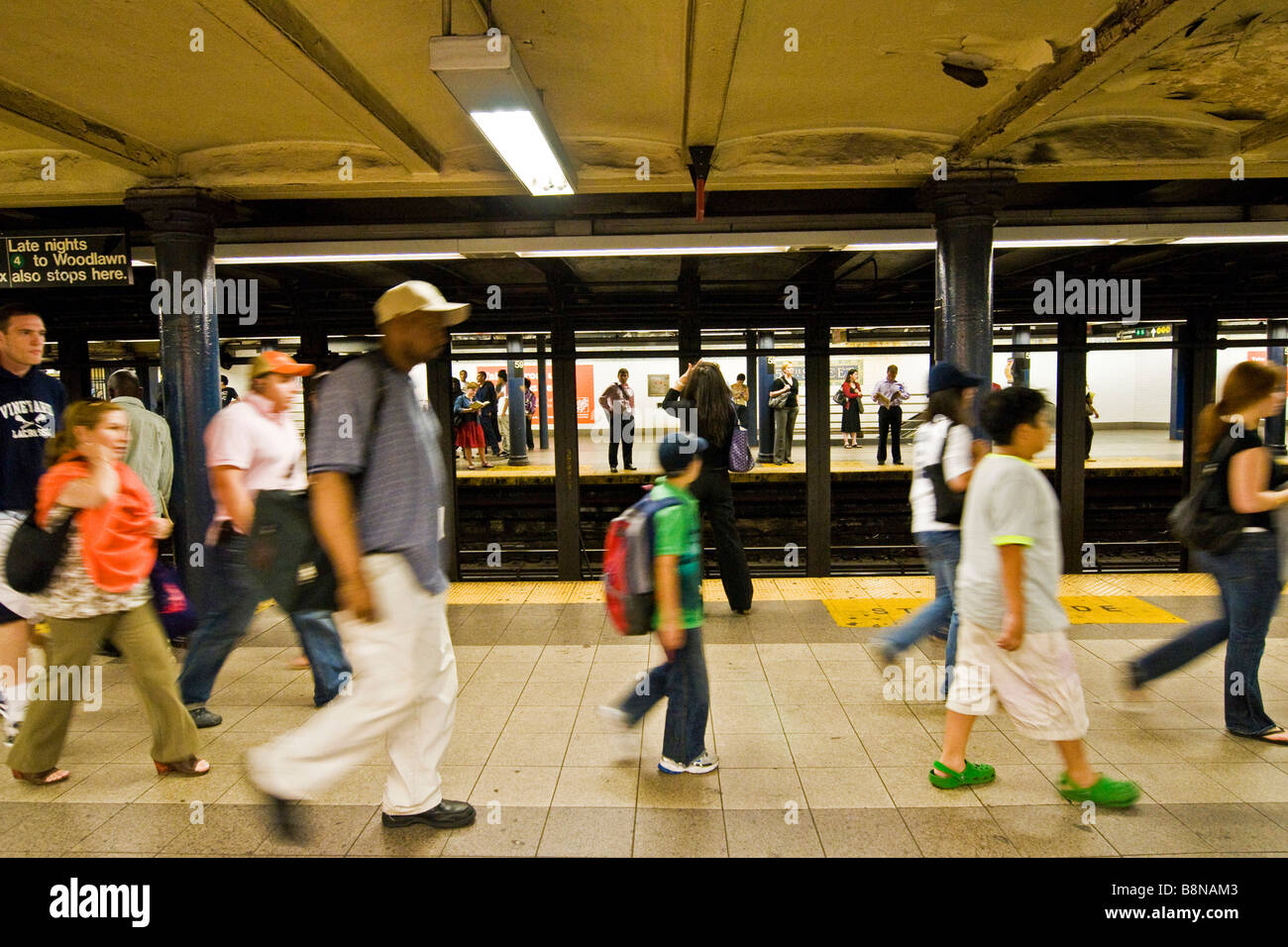 Pendolari in metropolitana stazione della metropolitana Foto Stock