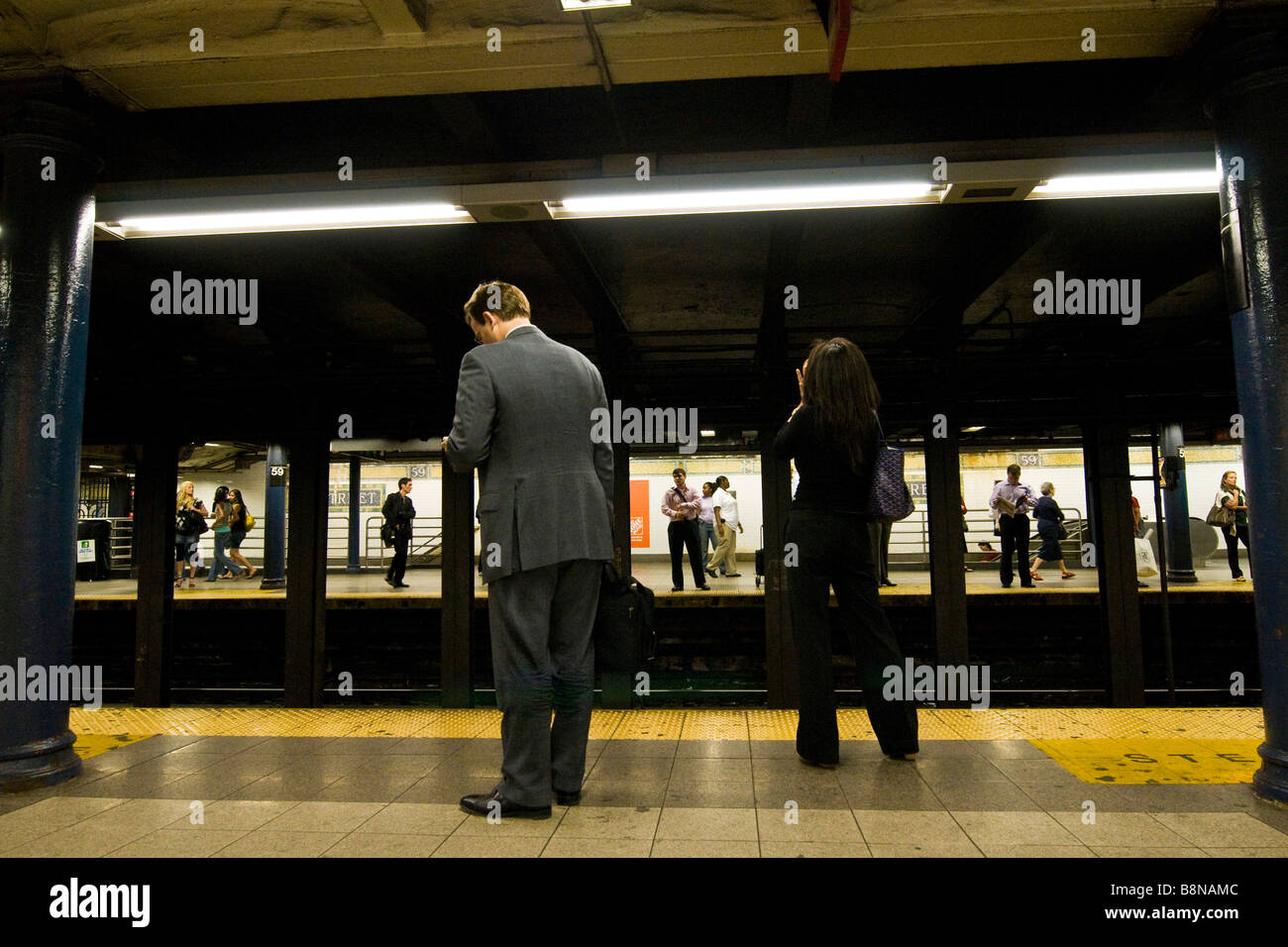 Pendolari in metropolitana stazione della metropolitana Foto Stock