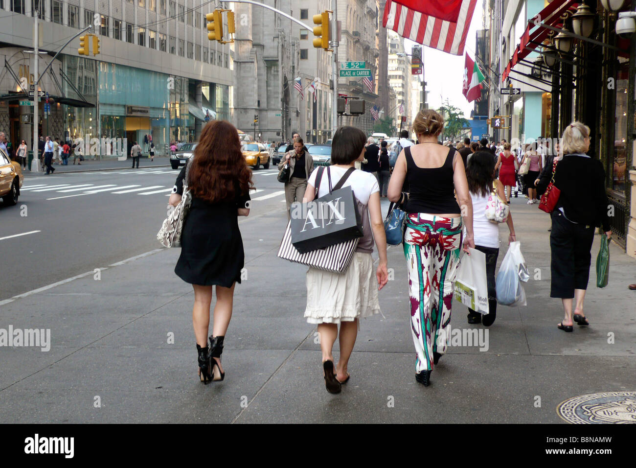 Quinta Avenue street scene con donne amanti dello shopping Foto Stock