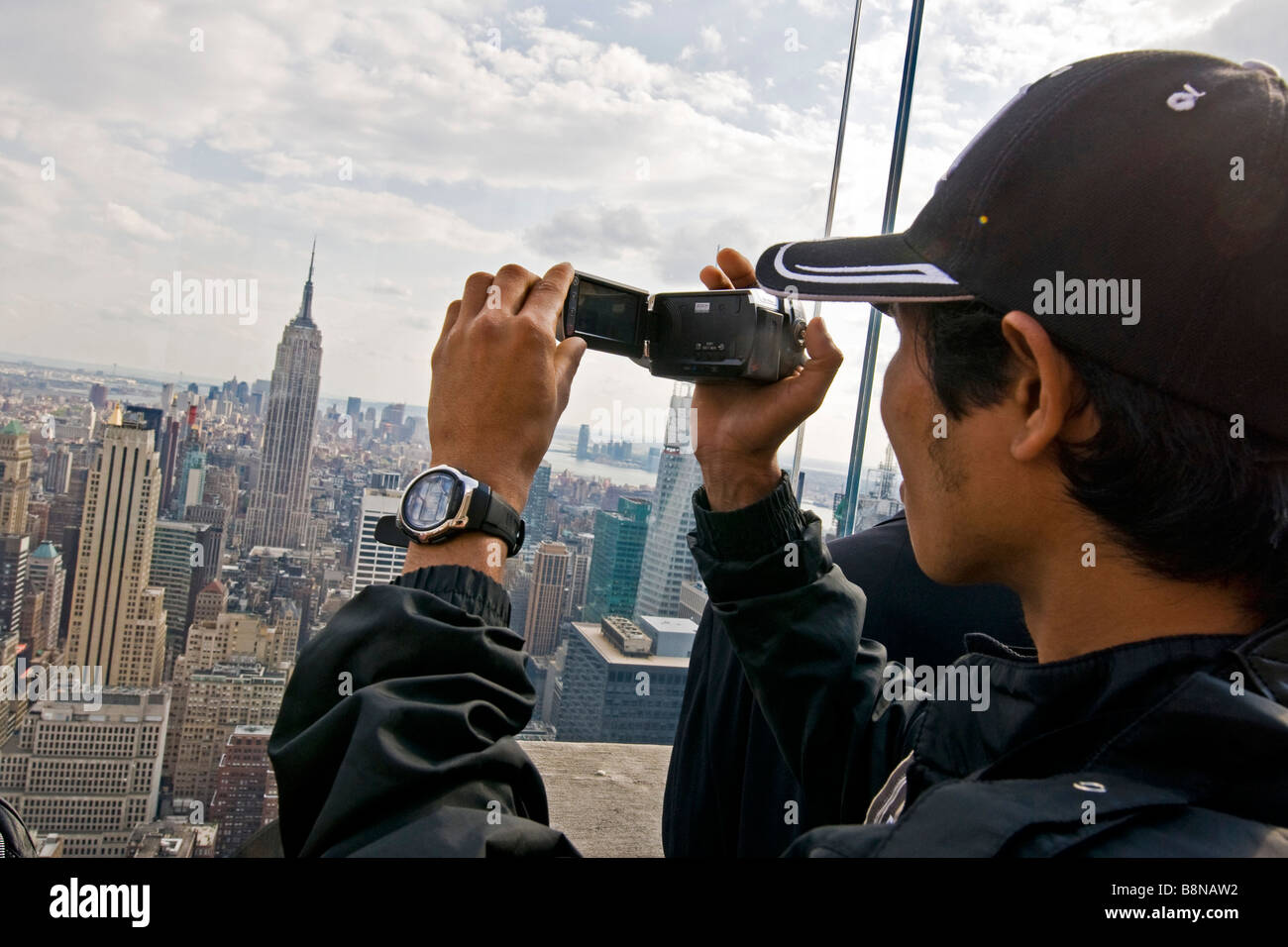 Tourist fotografare la vista di Manhattan dalla piattaforma di visualizzazione sulla parte superiore dell'edificio NBC Foto Stock