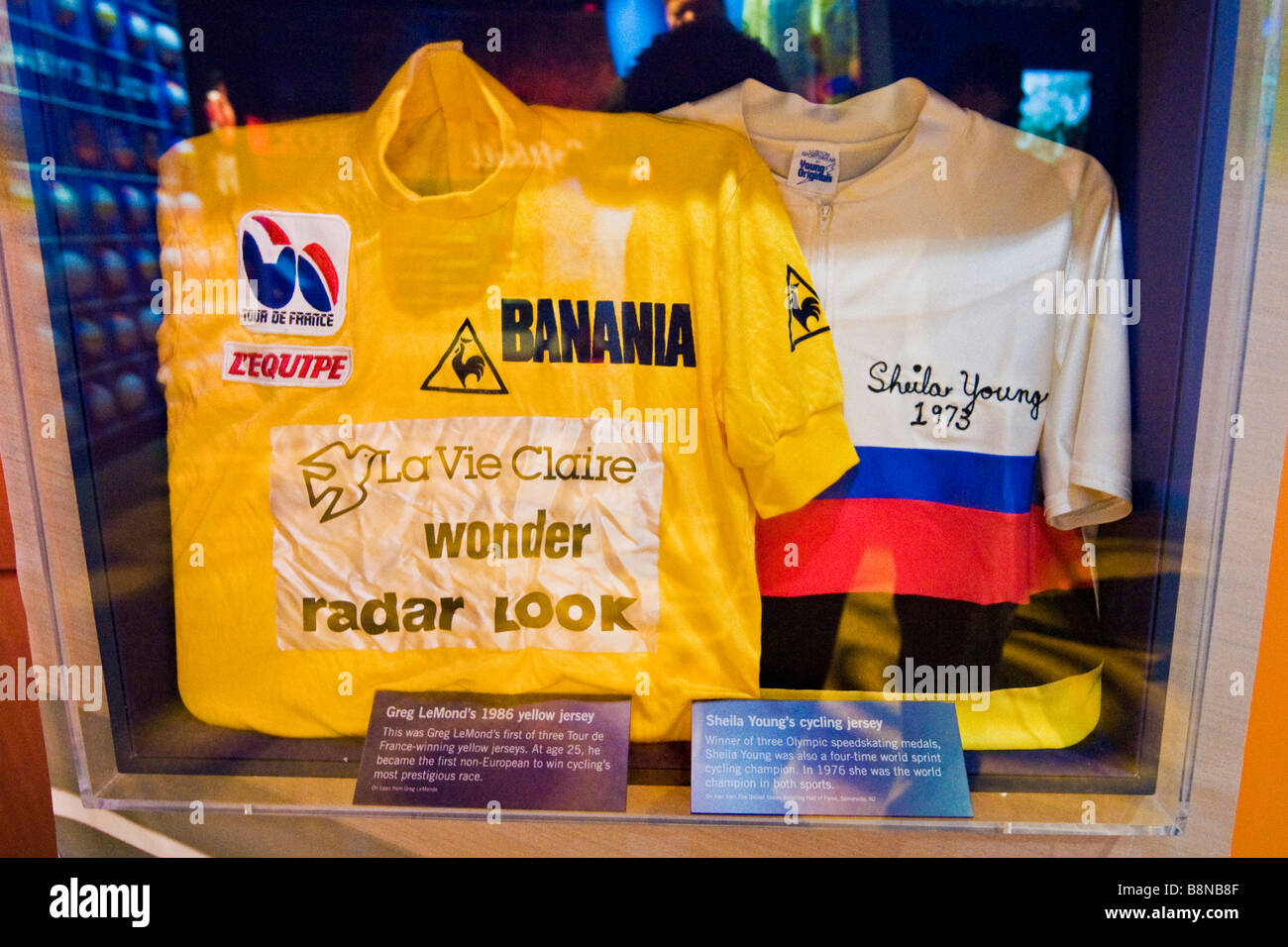 Camicie di tre volte vincitore del Tour de France Greg Lemond & Sheila giovani del mondo di pattinaggio di velocità campione, museo dello sport d'America Foto Stock