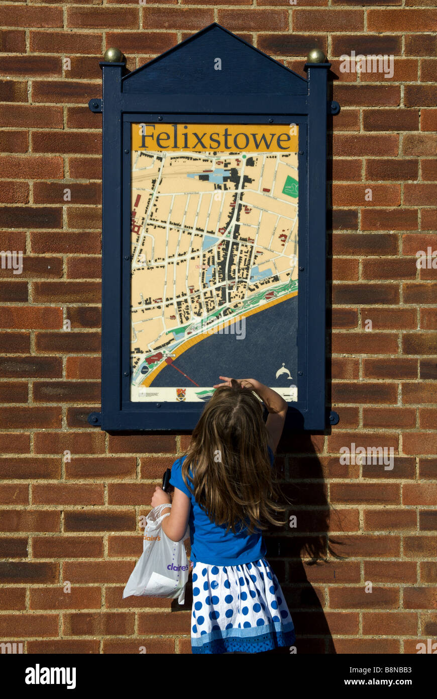 Ragazza giovane guardando una strada pubblica mappa di Felixstowe, Suffolk, Regno Unito. Foto Stock