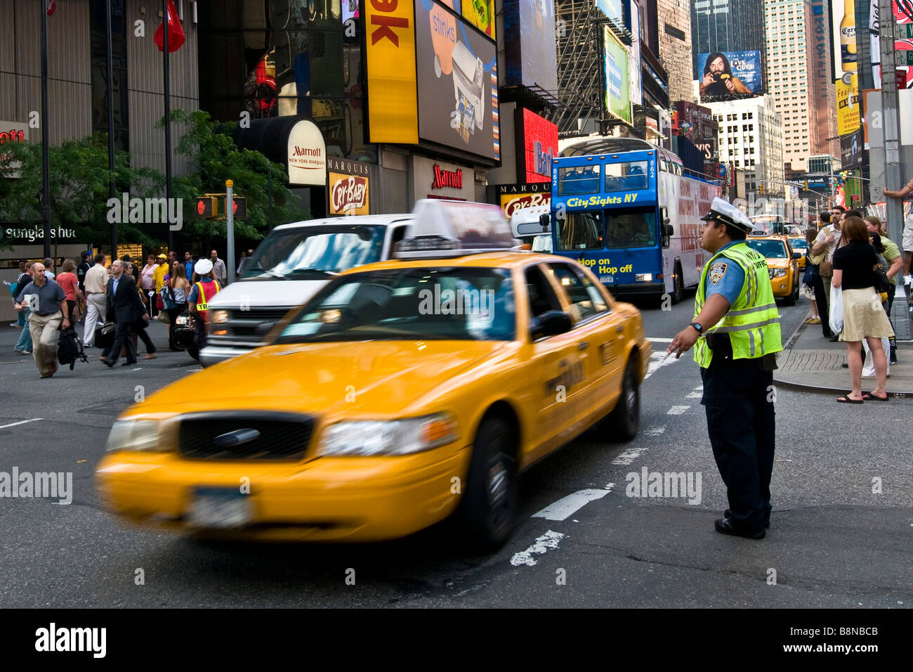 Responsabile di traffico dirigere traffico a Times Square Foto Stock