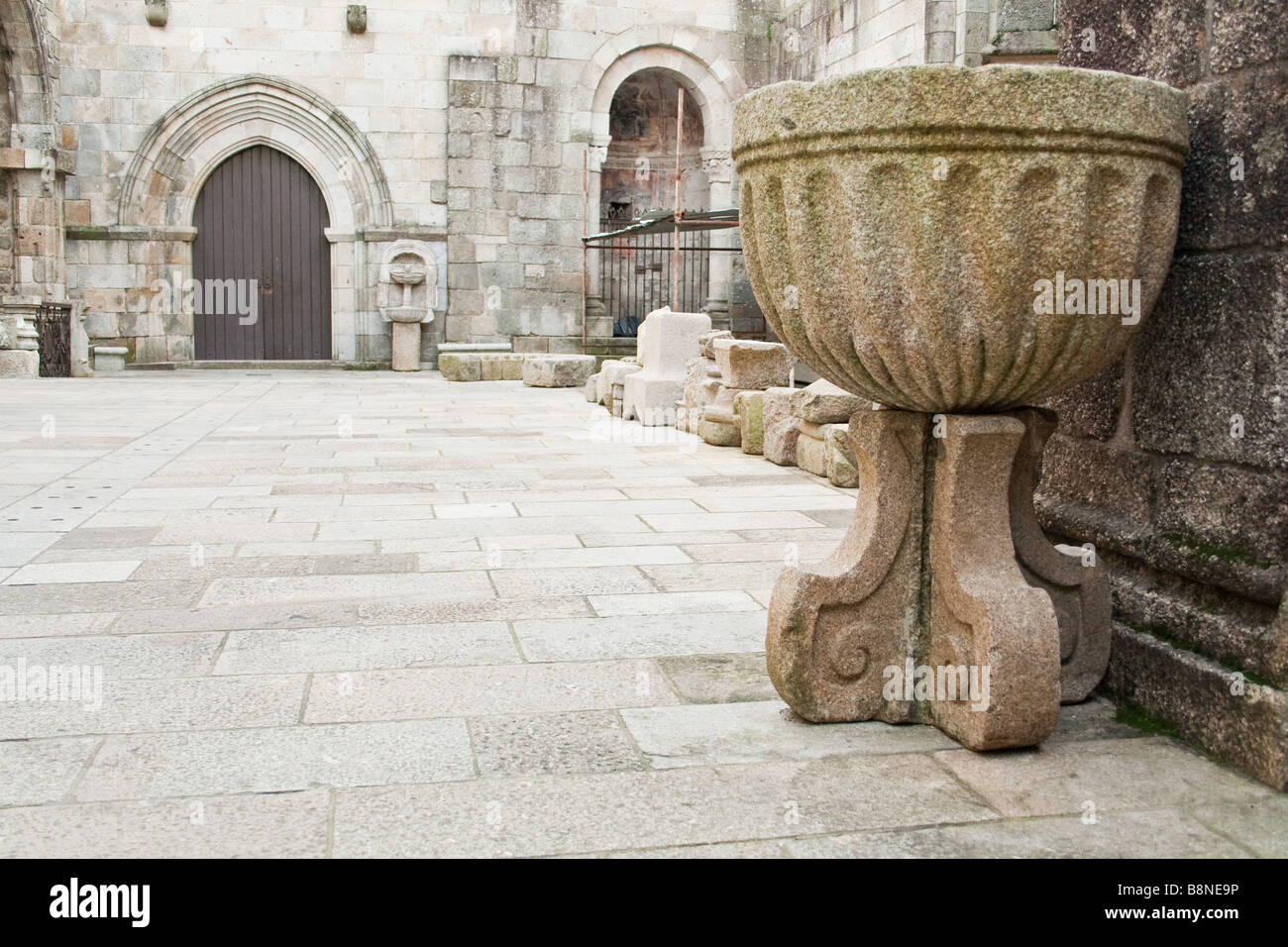 Antico fonte battesimale nel patio Braga la cattedrale, la più antica di tutte le cattedrali in Portogallo. Foto Stock