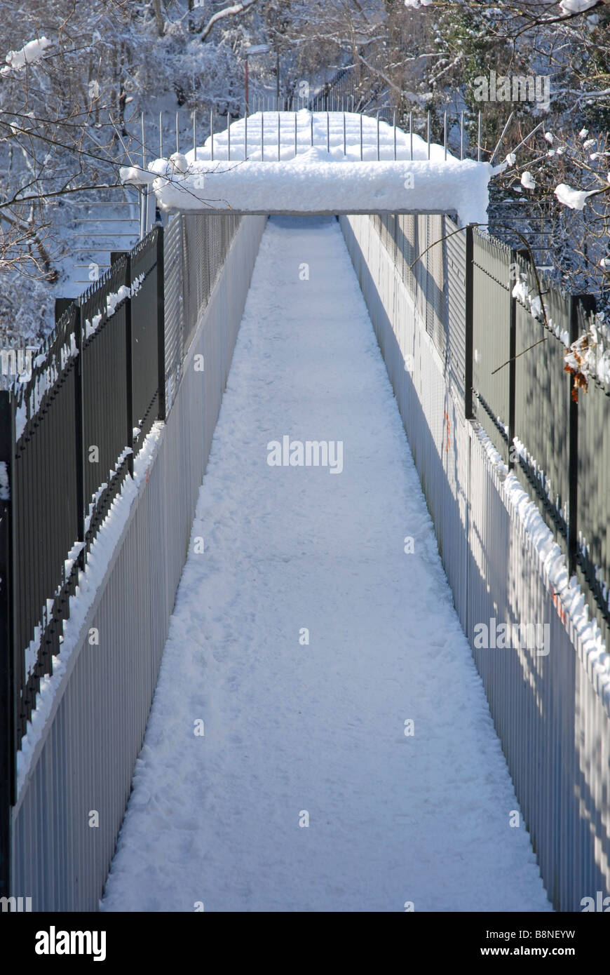 Il Footbridge sulla linea ferroviaria, tutto coperto di neve Foto Stock