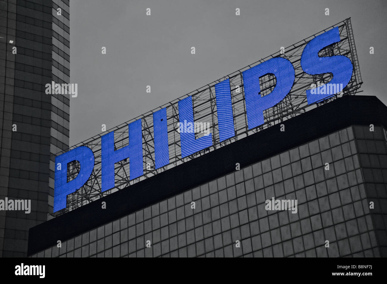 Philips corporation segno sulla torre di immigrazione di Hong Kong al momento della sua installazione è stato il più grande segno di LED in Hong Kong Foto Stock
