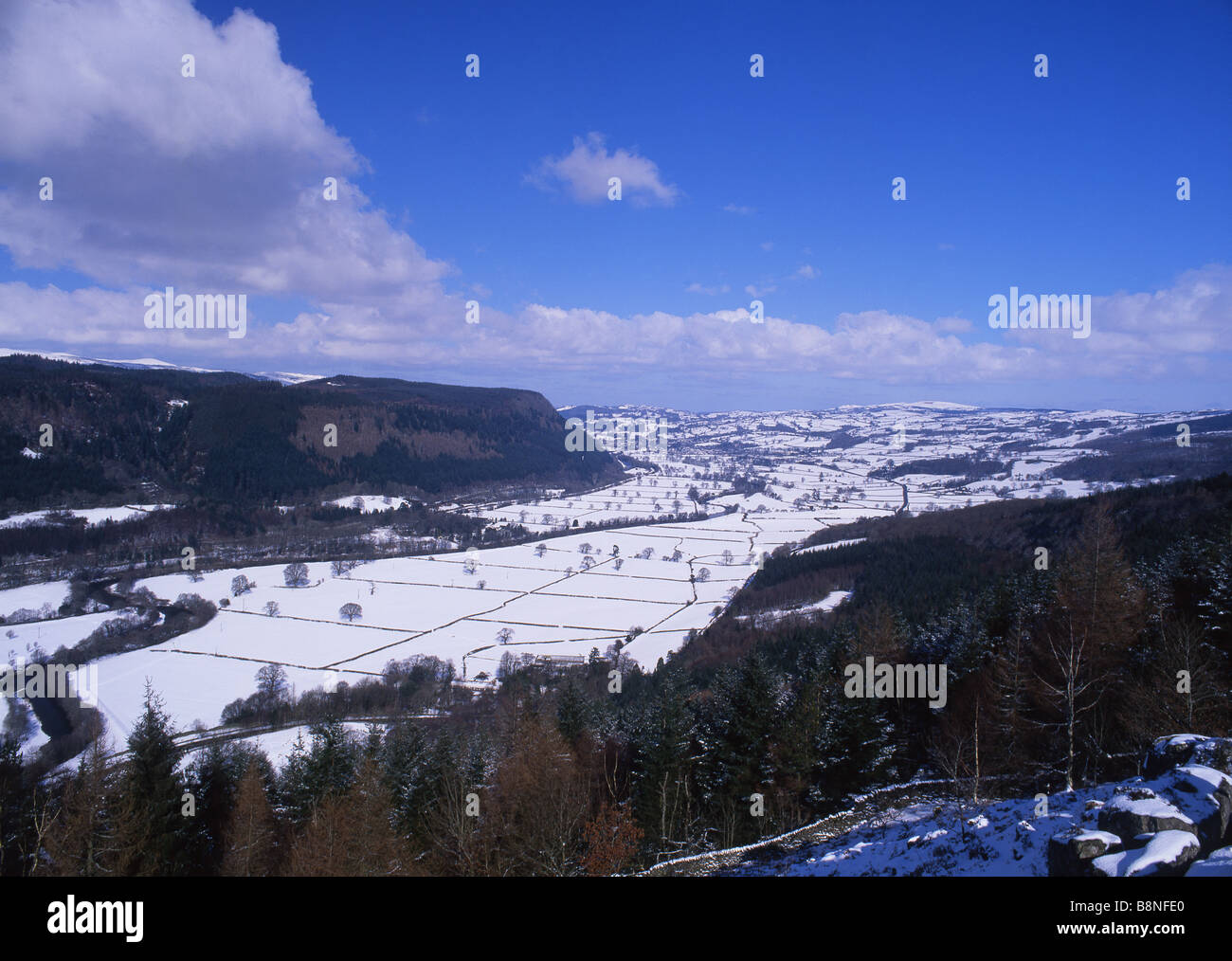 Conwy Valley vicino a Betws-y-coed in Snow View da Mynydd Garthmyn Llanrwst in distanza il Galles del Nord Regno Unito Foto Stock