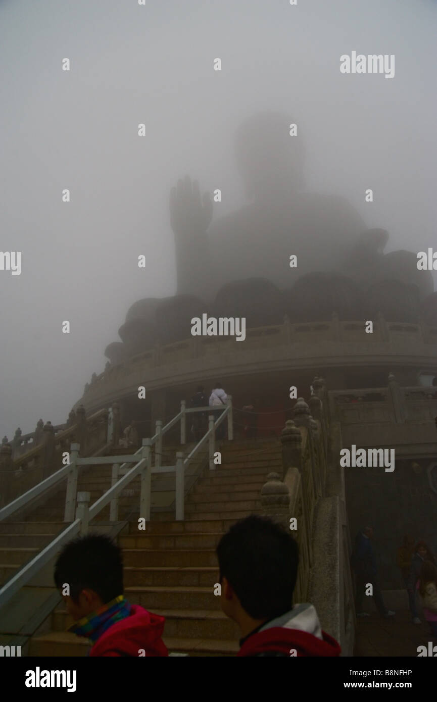 Testa di visitatori verso il Big Buddha a Lantau Hong Kong su una nebbia primo giorno del nuovo anno lunare 2009 Foto Stock