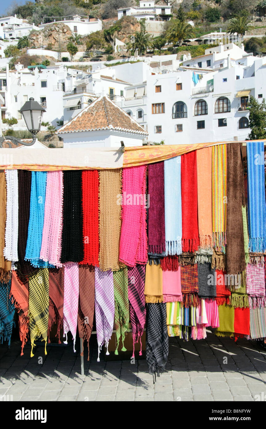 Colorato mercato bancarella vendendo sciarpe e pashminas in bianco andaluso città di Frigiliana Spagna meridionale Foto Stock
