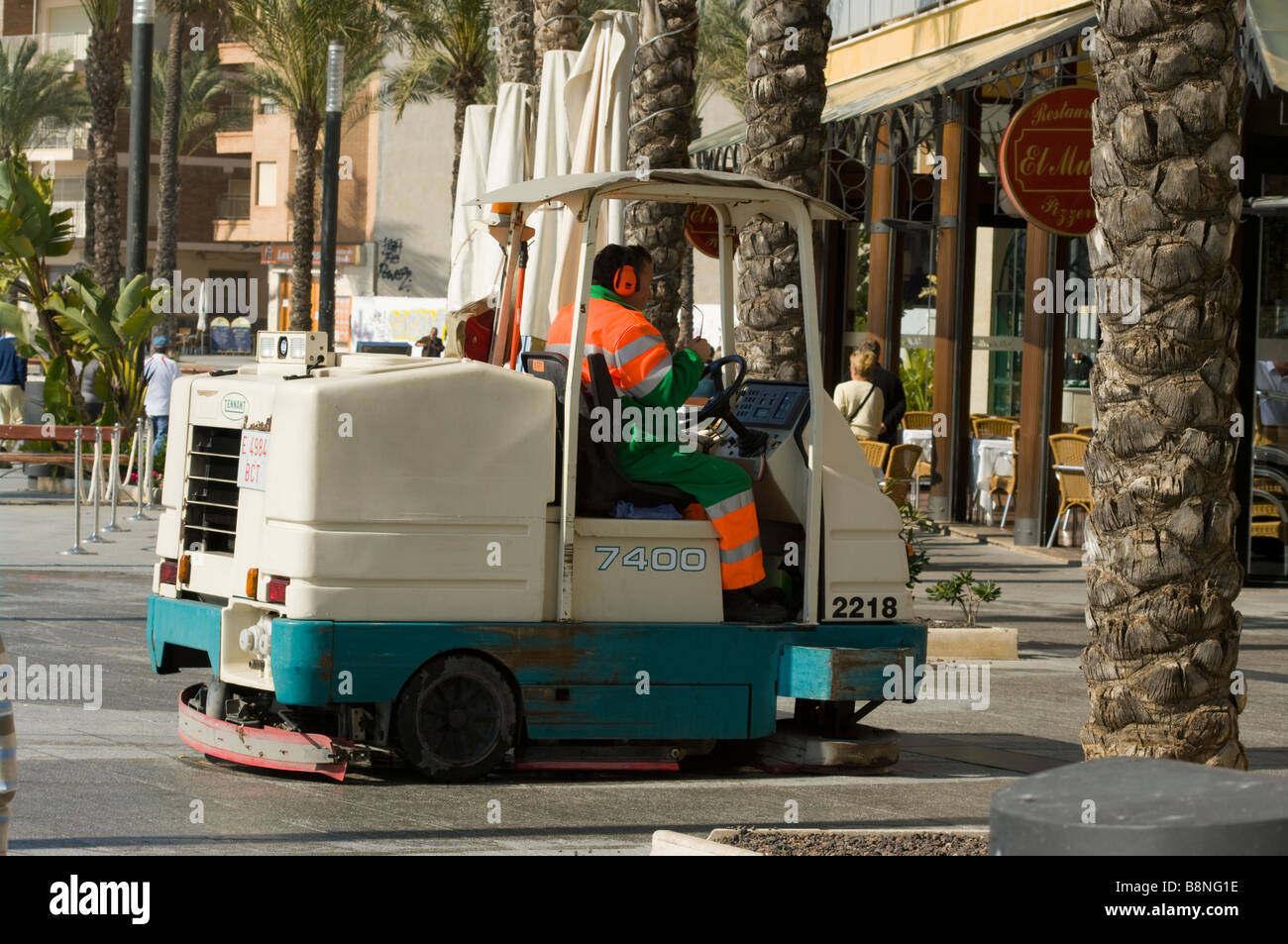Lo spagnolo Street Cleaner strade marciapiede Spagna Foto Stock