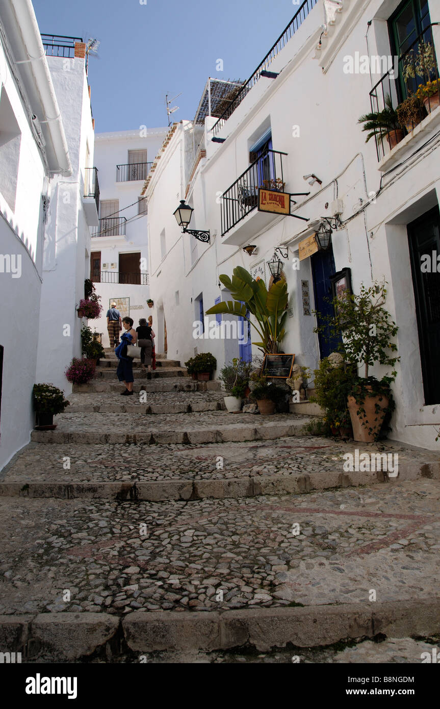 Centro città street a Frigiliana spagnolo la città bianca in Andalusia Spagna meridionale Foto Stock