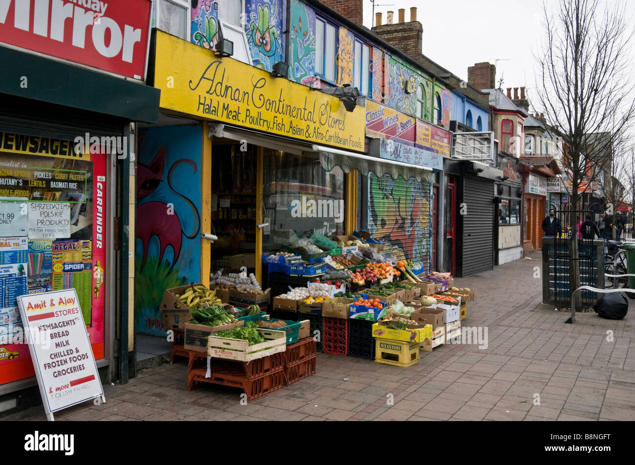 Coloratissimo graffito sopra una serie di mulit negozi etnici in Cowley Road Oxford Foto Stock