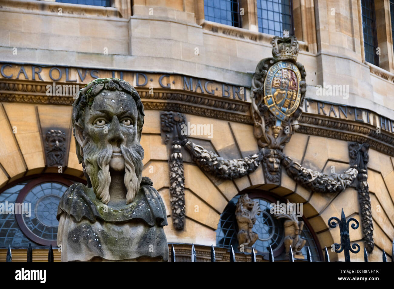 Close up delle statue al di fuori del Sheldonian Theatre in Oxford Foto Stock