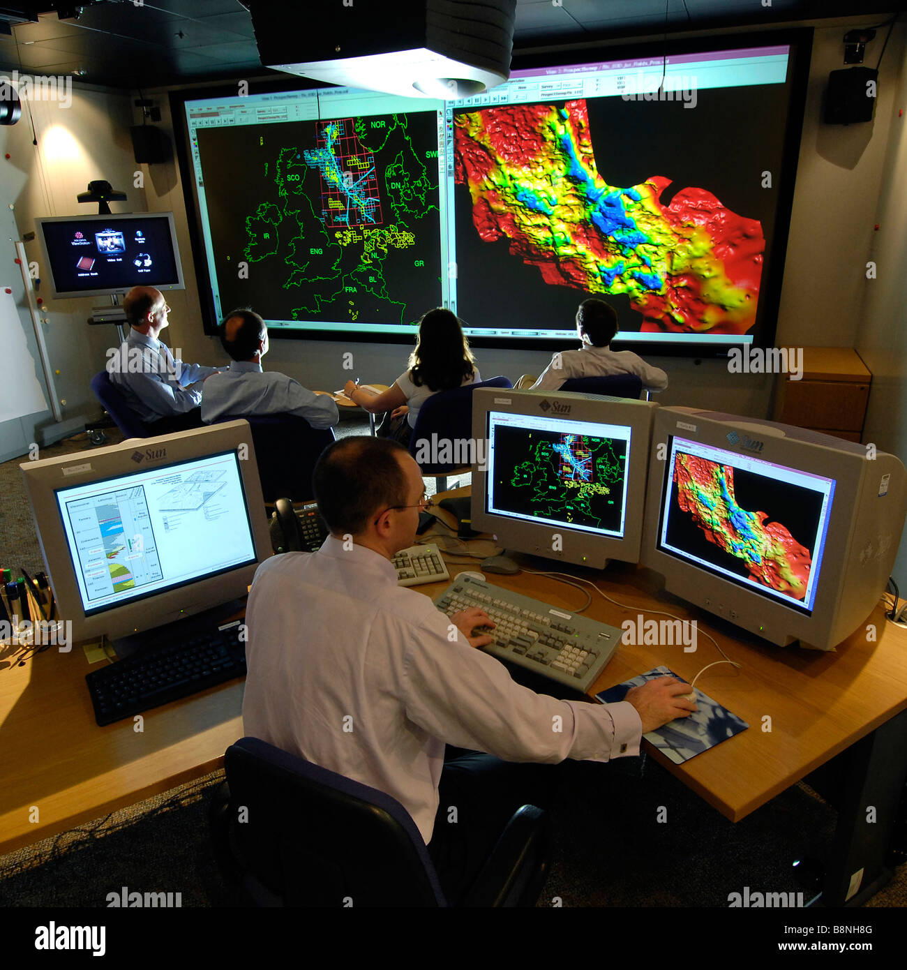 Visualizzazione 3D e la modellazione geologica suite essendo utilizzato dai geologi per interpretare i dati sismici da un giacimento petrolifero Foto Stock